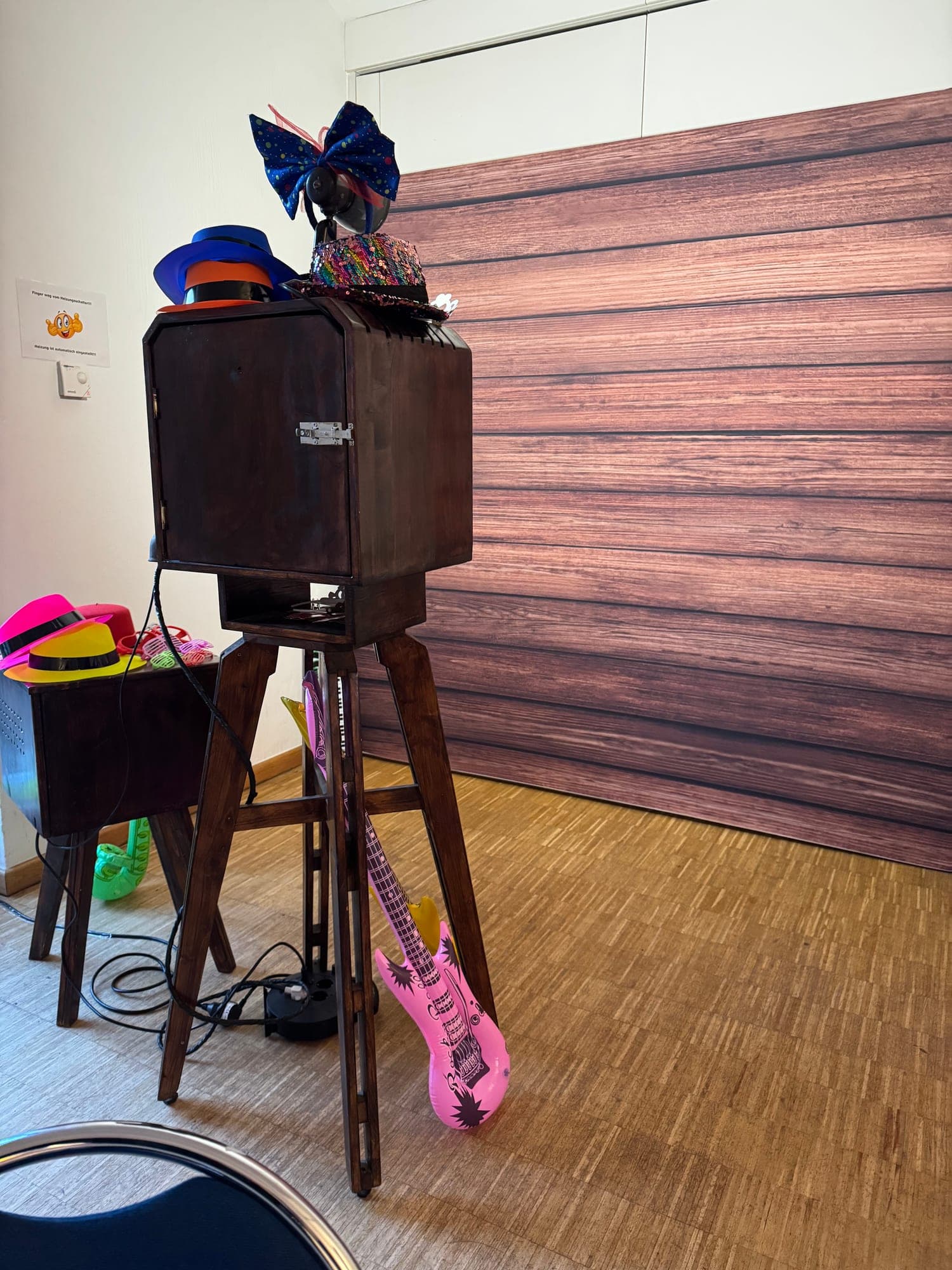 Fotobox mit Holzhintergrund